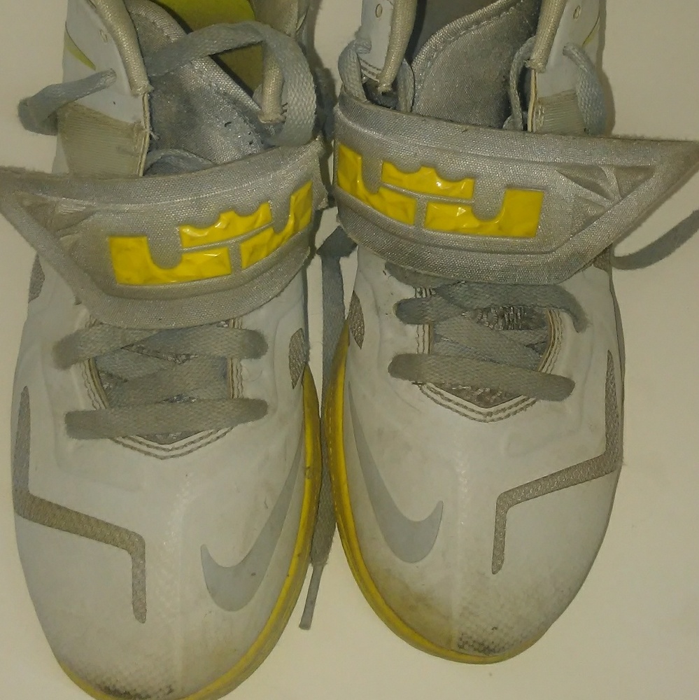 Nike Lebron Youth Sneaker